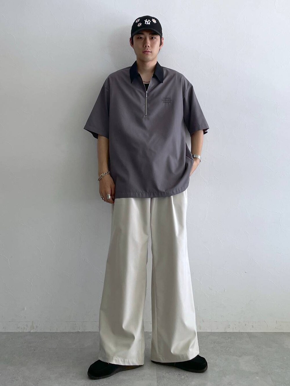 ホワイト系のスラックス、ブラック系のタンクトップ、グレー系のシャツ/ブラウスを着用したメンズの夏コーディネートの4枚目の写真