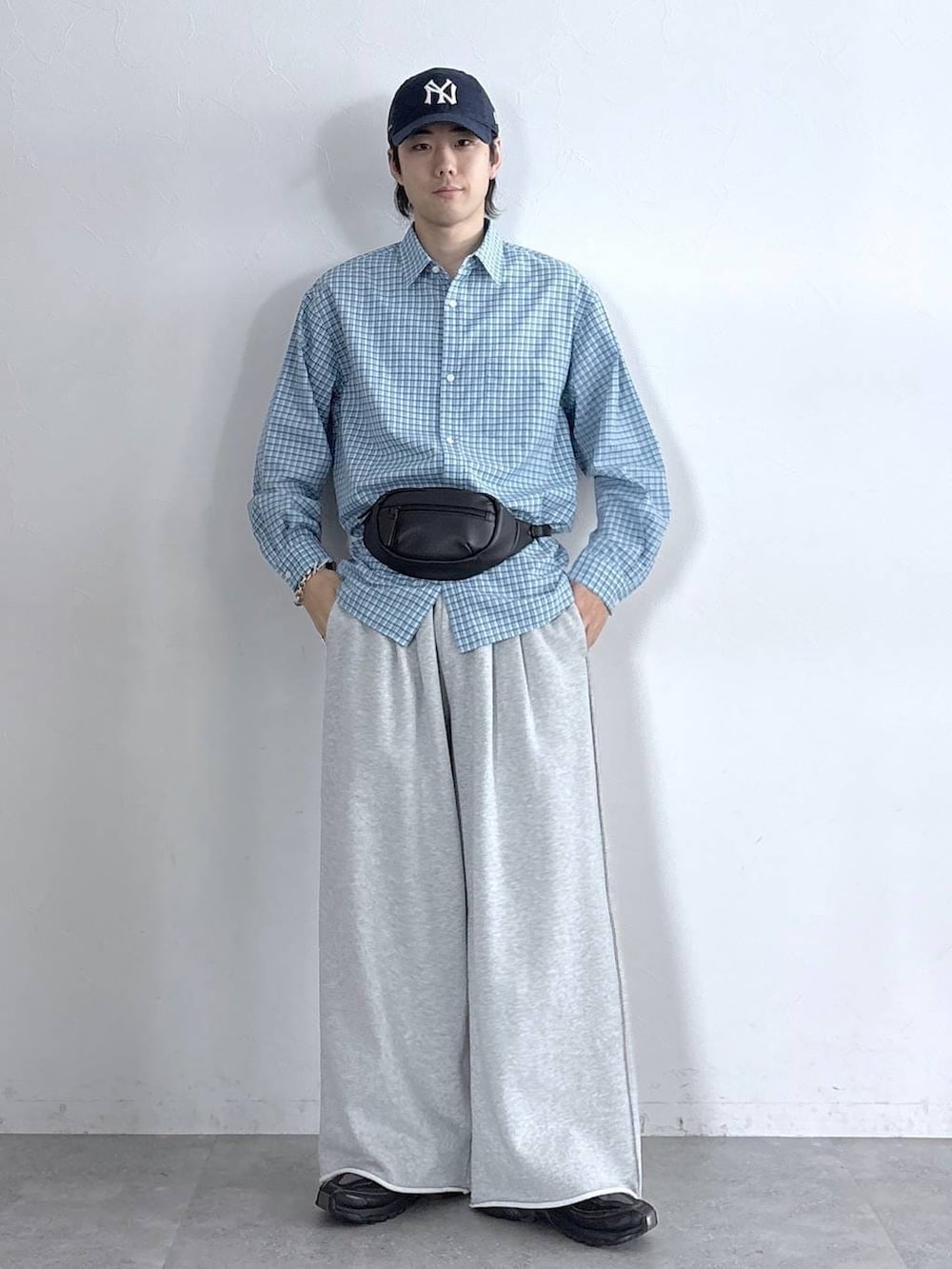 ブルー系のシャツ/ブラウス、ブラック系のボディバッグ/ウエストポーチ、グレー系のスウェットパンツを着用したメンズの春コーディネートの4枚目の写真