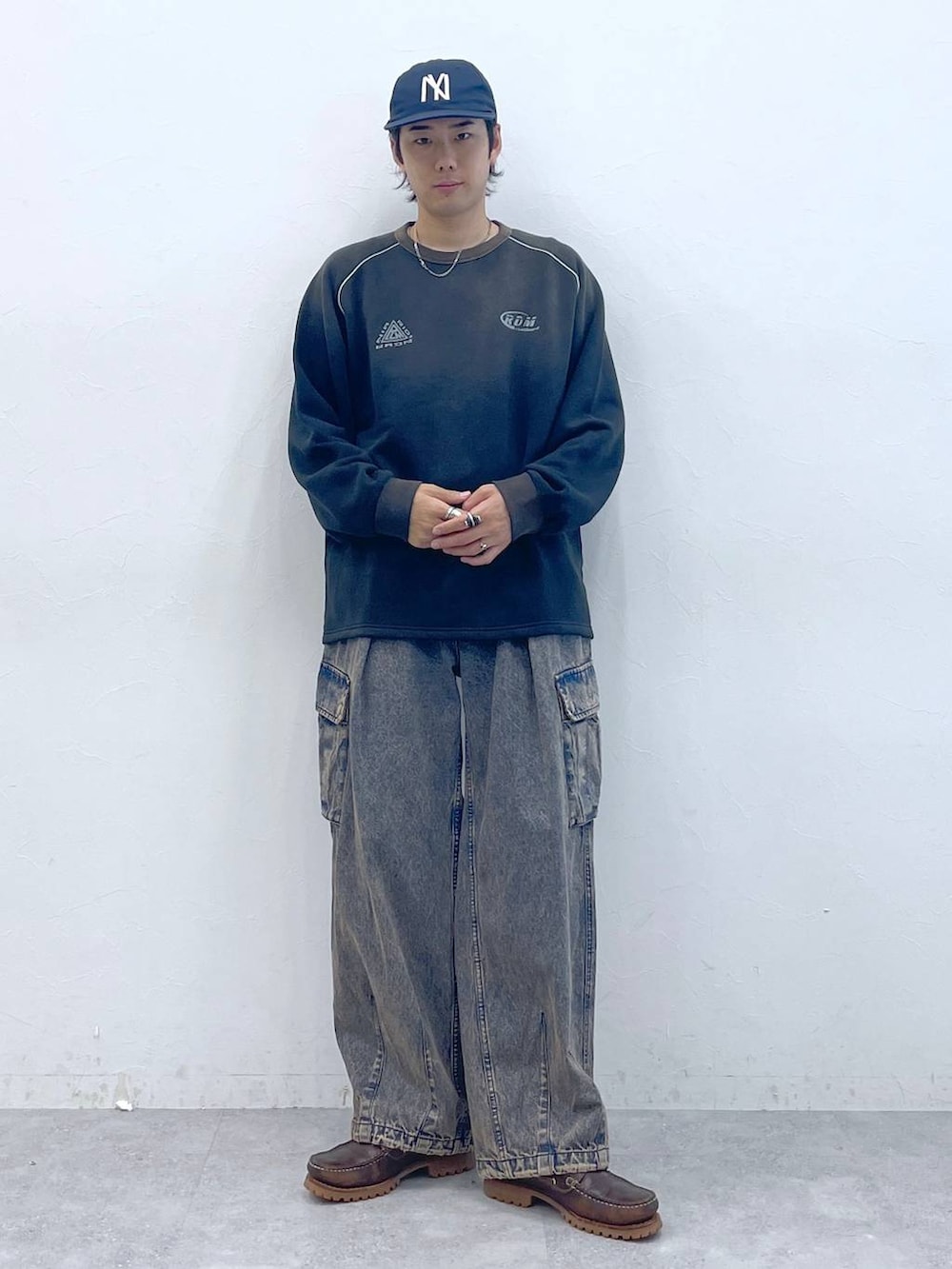 ブラック系のスウェット、シルバー系のネックレスを着用したメンズの秋コーディネートの4枚目の写真