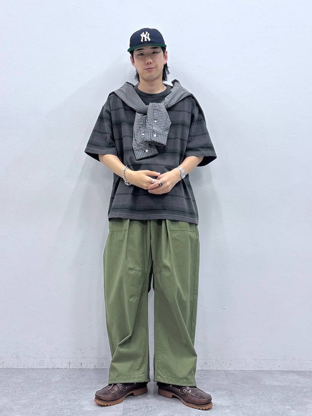 グリーン系のカーゴパンツ、ブラック系のシャツ/ブラウス、グレー系のTシャツ/カットソーを着用したメンズの春コーディネートの2枚目の写真