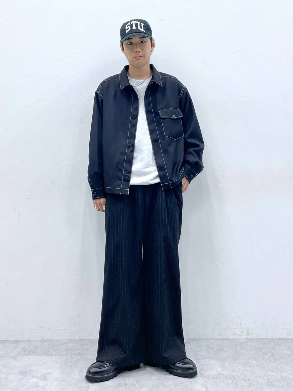 ブラック系のブルゾン、グレー系のスウェット、シルバー系のネックレスを着用したメンズの秋コーディネートの3枚目の写真