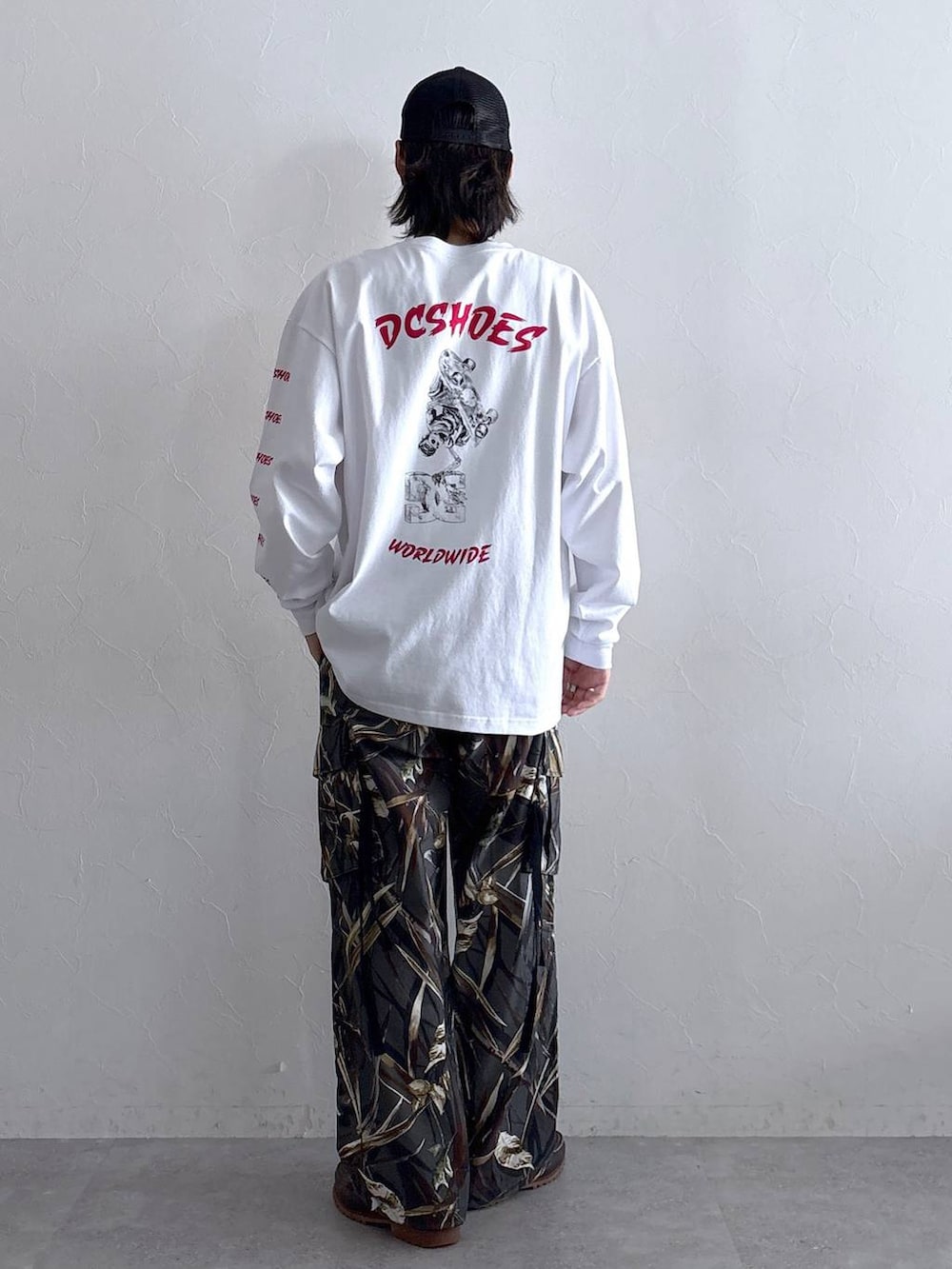 その他のカーゴパンツ、ホワイト系のTシャツ/カットソー、ブラック系のキャップを着用したメンズの春コーディネートの2枚目の写真