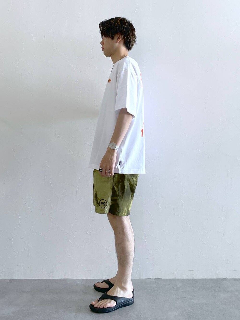 ブラック系のサンダル、ホワイト系のTシャツ/カットソー、グリーン系のその他パンツを着用したメンズの夏コーディネートの5枚目の写真