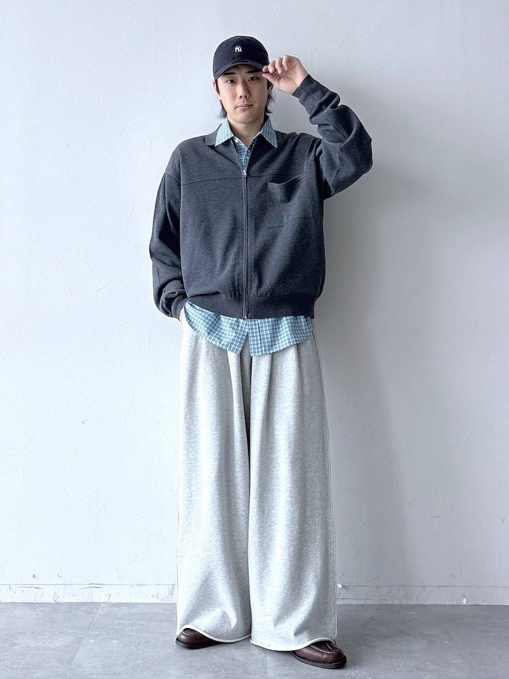 ブラウン系のモカシン/デッキシューズ、ブルー系のシャツ/ブラウス、グレー系のスウェットパンツを着用したメンズの春コーディネートの4枚目の写真