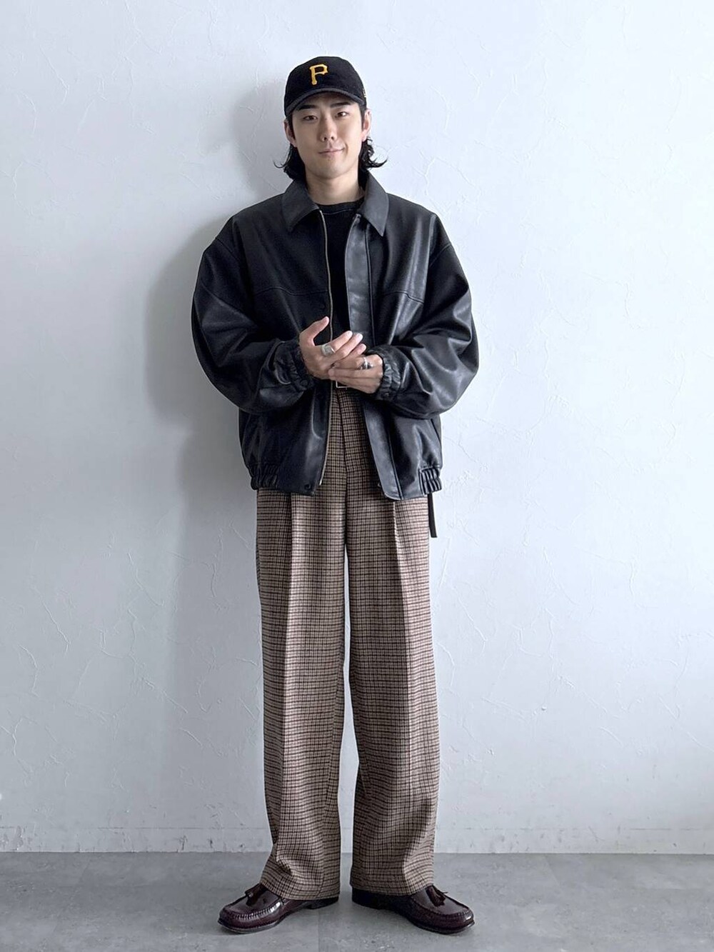 ブラック系のブルゾン、グレー系のTシャツ/カットソー、その他のスラックスを着用したメンズの秋コーディネートの4枚目の写真
