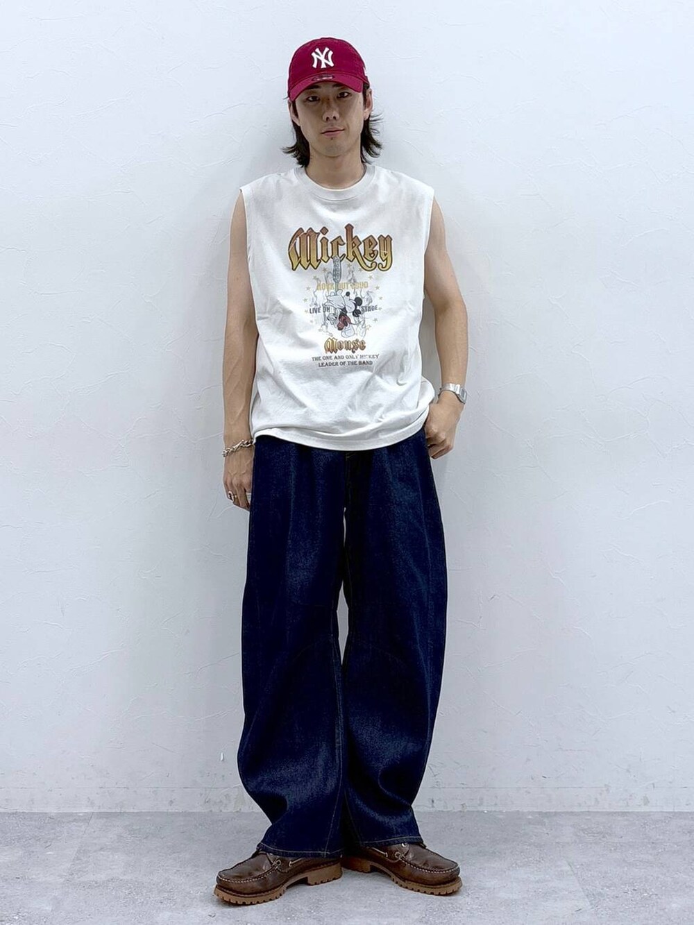 ホワイト系のタンクトップ、ブルー系のデニムパンツを着用したメンズの春コーディネートの2枚目の写真