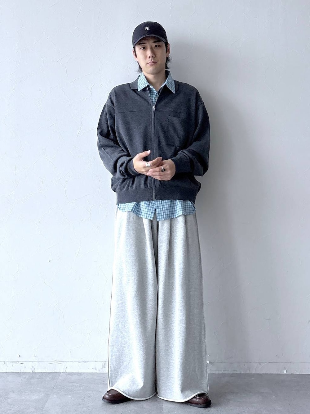 ブラウン系のモカシン/デッキシューズ、ブルー系のシャツ/ブラウス、グレー系のスウェットパンツを着用したメンズの春コーディネートの3枚目の写真