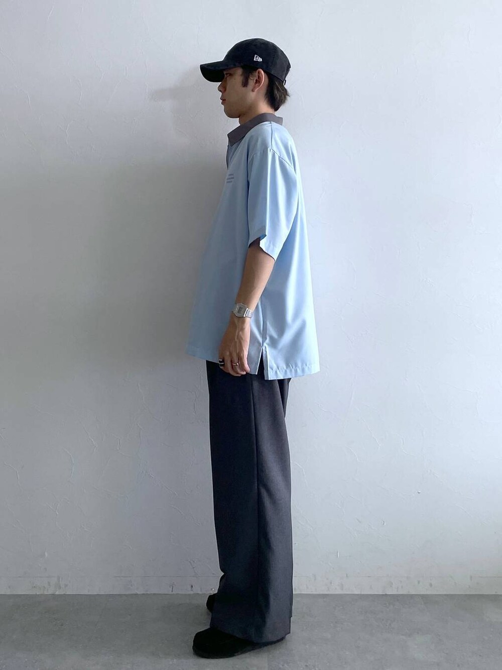 ブラック系のタンクトップ、グレー系のスラックス、ブルー系のシャツ/ブラウスを着用したメンズの夏コーディネートの5枚目の写真