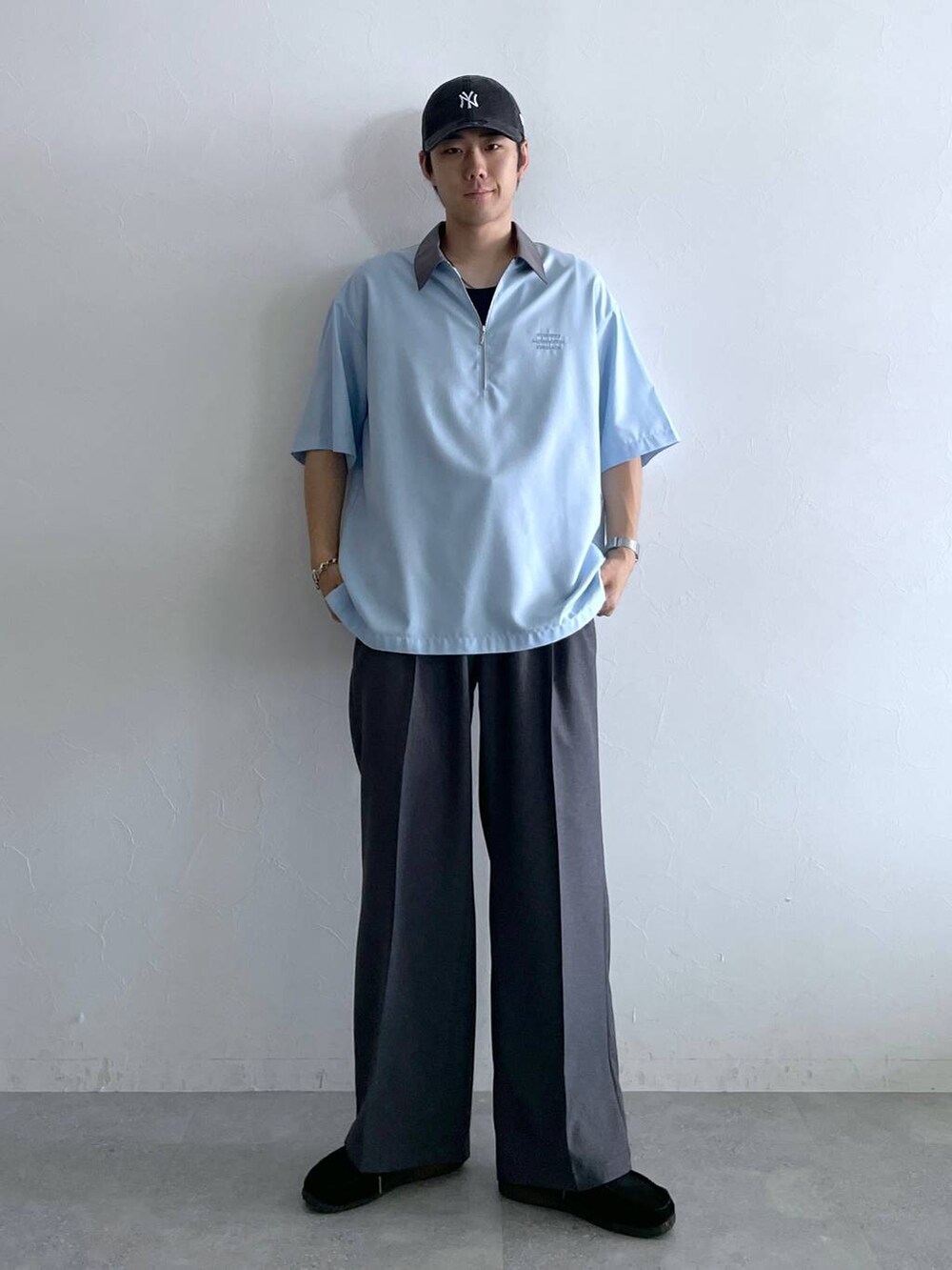 ブラック系のタンクトップ、グレー系のスラックス、ブルー系のシャツ/ブラウスを着用したメンズの夏コーディネートの3枚目の写真