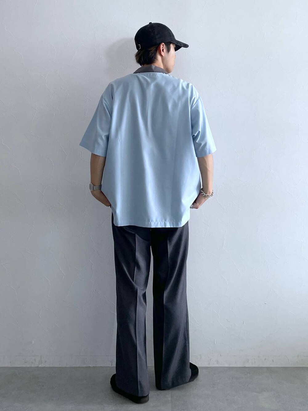 ブラック系のタンクトップ、グレー系のスラックス、ブルー系のシャツ/ブラウスを着用したメンズの夏コーディネートの6枚目の写真