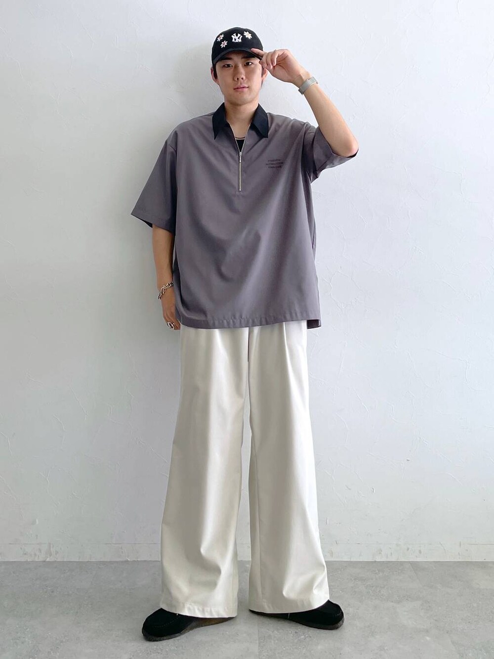 ホワイト系のスラックス、ブラック系のタンクトップ、グレー系のシャツ/ブラウスを着用したメンズの夏コーディネートの3枚目の写真