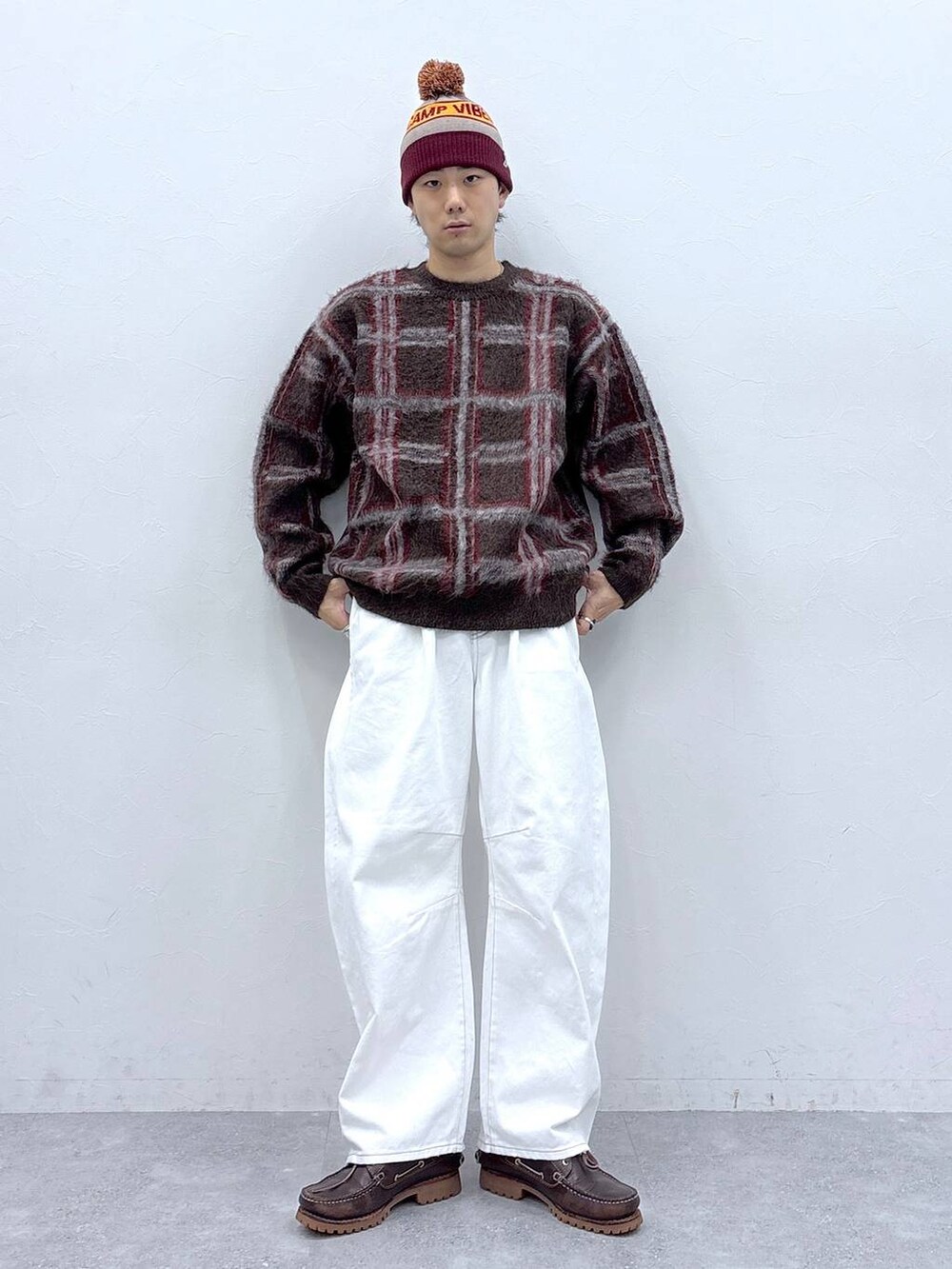 ホワイト系のデニムパンツ、グレー系のニットキャップ/ビーニーを着用したメンズの秋コーディネートの3枚目の写真