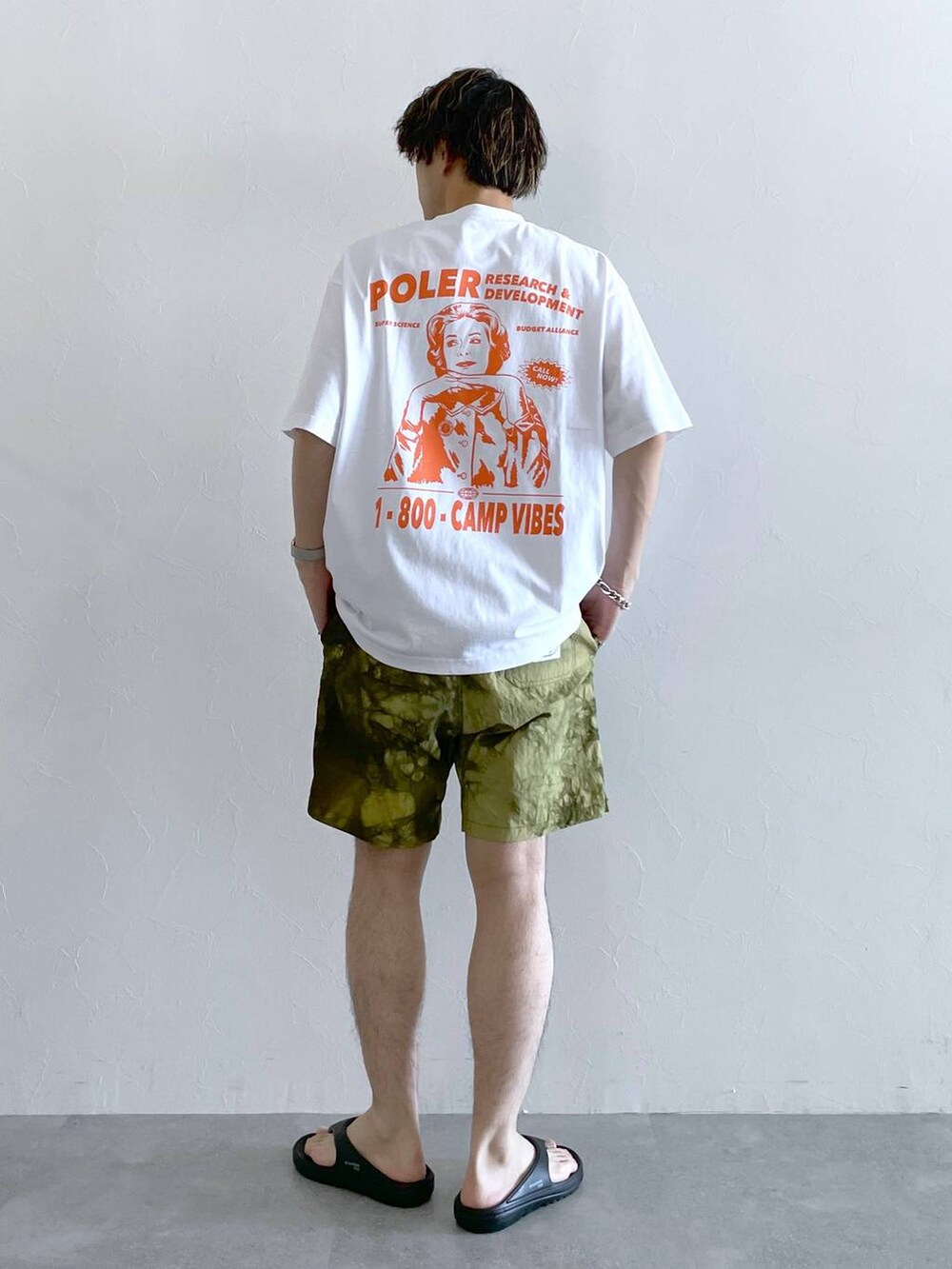 ブラック系のサンダル、ホワイト系のTシャツ/カットソー、グリーン系のその他パンツを着用したメンズの夏コーディネートの4枚目の写真