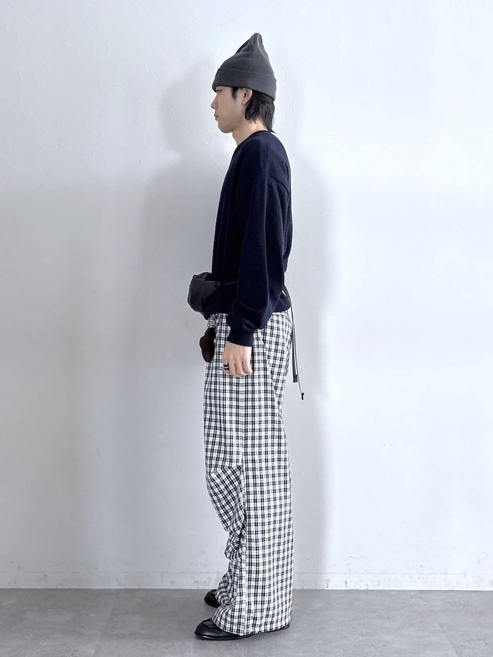 ブラック系のローファー、ブラック系のボディバッグ/ウエストポーチ、ブラック系のカーゴパンツを着用したメンズの春コーディネートの4枚目の写真