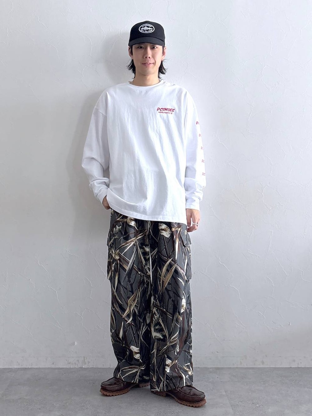 その他のカーゴパンツ、ホワイト系のTシャツ/カットソー、ブラック系のキャップを着用したメンズの春コーディネートの3枚目の写真