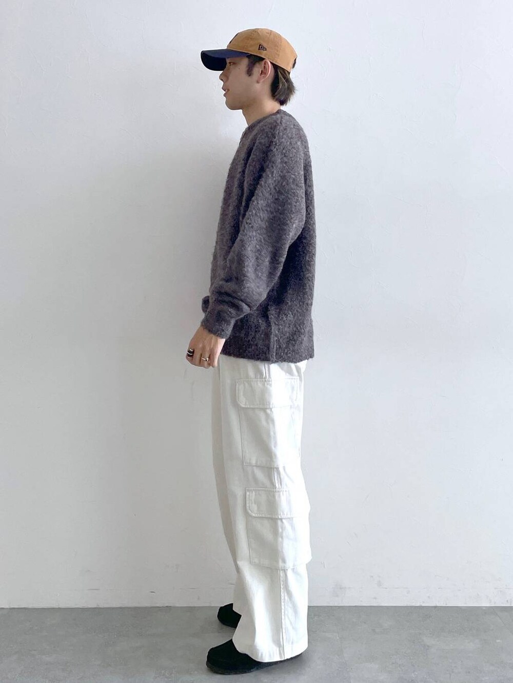 ホワイト系のデニムパンツ、ブルー系のキャップ、シルバー系のネックレスを着用したメンズの夏コーディネートの4枚目の写真