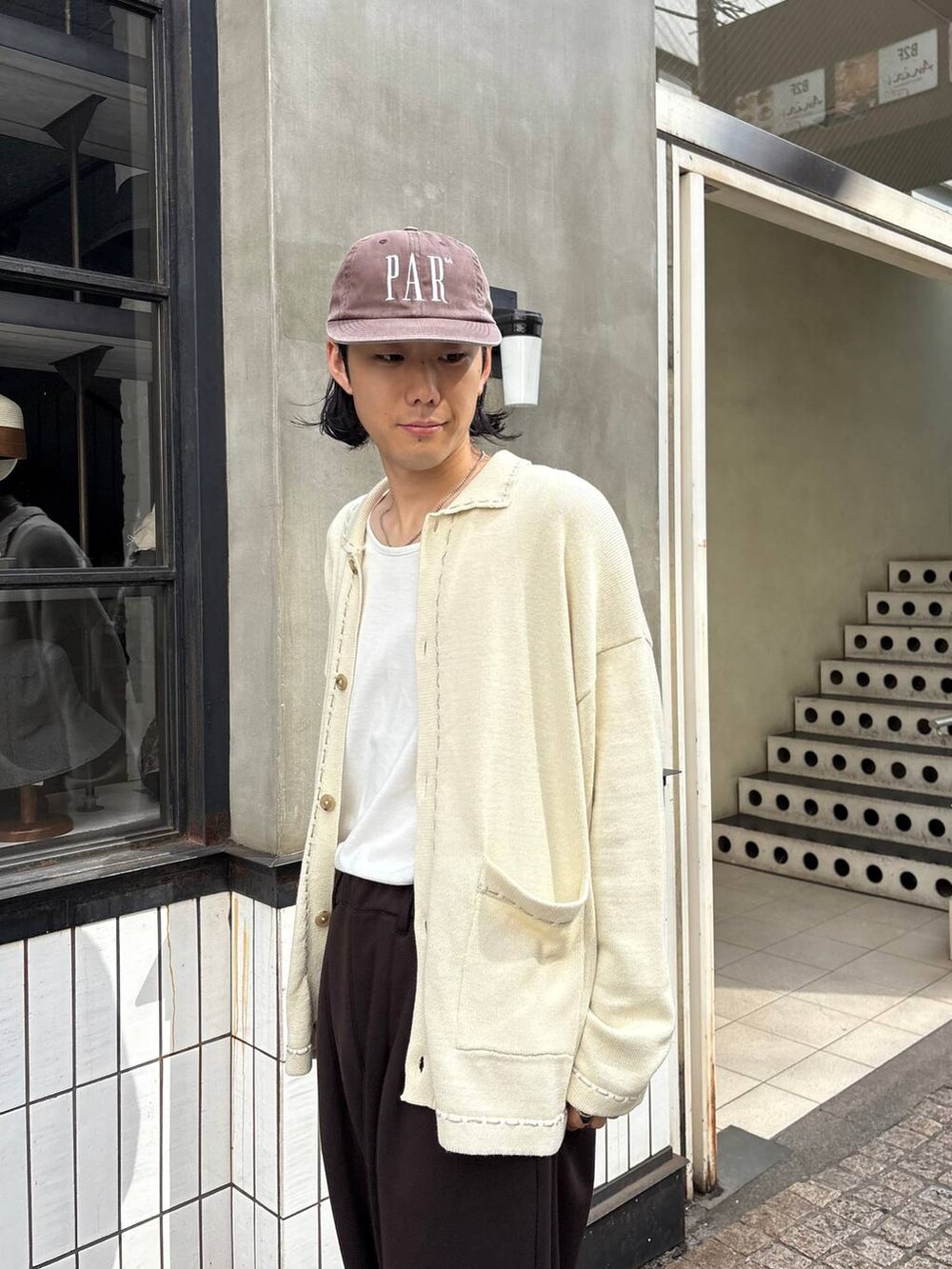 ホワイト系のカーディガン/ボレロ、ブラウン系のスウェットパンツ、その他のネックレスを着用したメンズの秋コーディネートの2枚目の写真