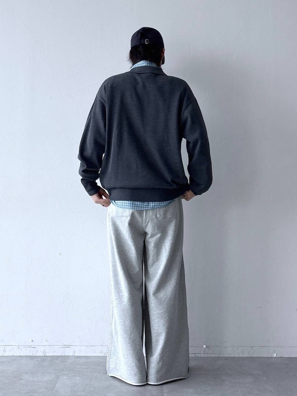 ブラウン系のモカシン/デッキシューズ、ブルー系のシャツ/ブラウス、グレー系のスウェットパンツを着用したメンズの春コーディネートの6枚目の写真