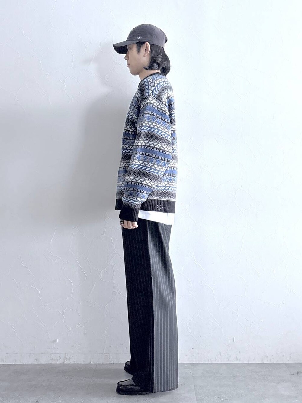 ブラック系のスラックス、ホワイト系のTシャツ/カットソーを着用したメンズの秋コーディネートの5枚目の写真