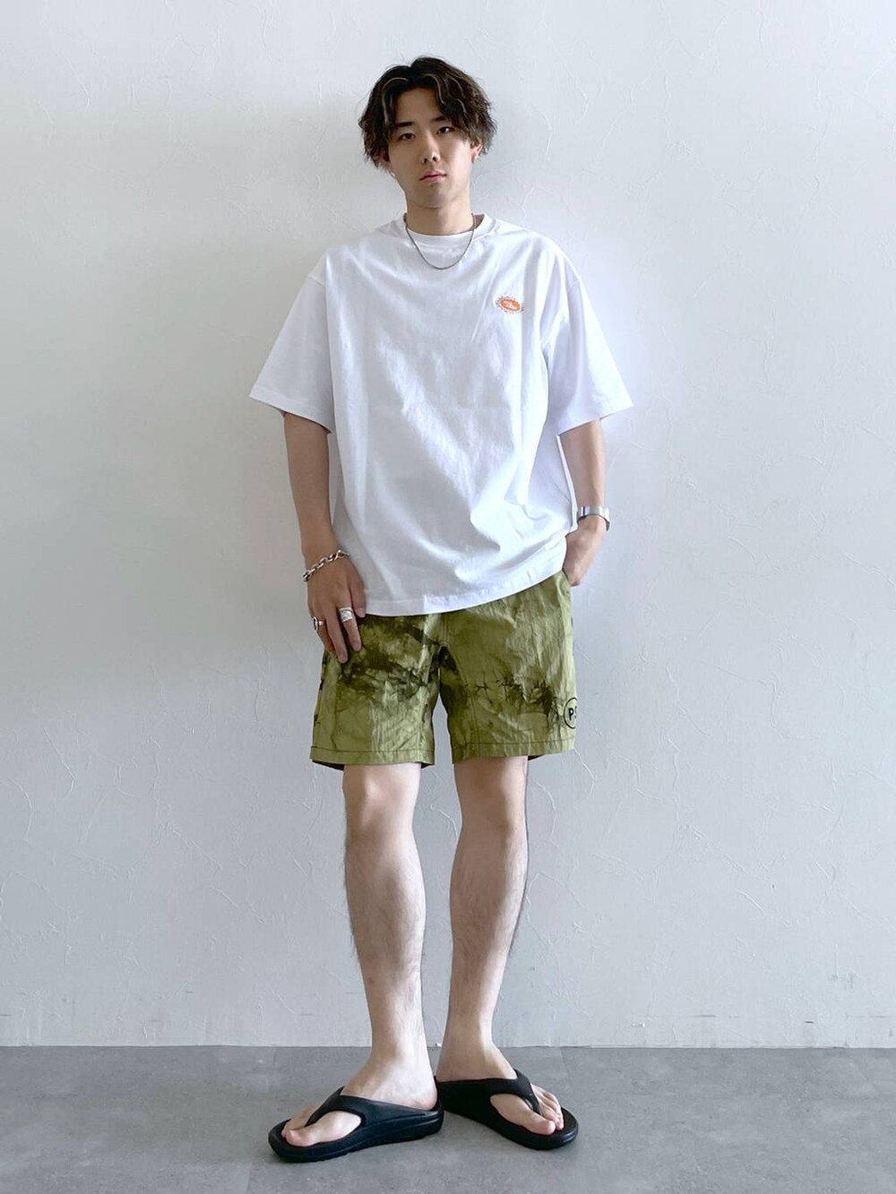 ブラック系のサンダル、ホワイト系のTシャツ/カットソー、グリーン系のその他パンツを着用したメンズの夏コーディネートの3枚目の写真