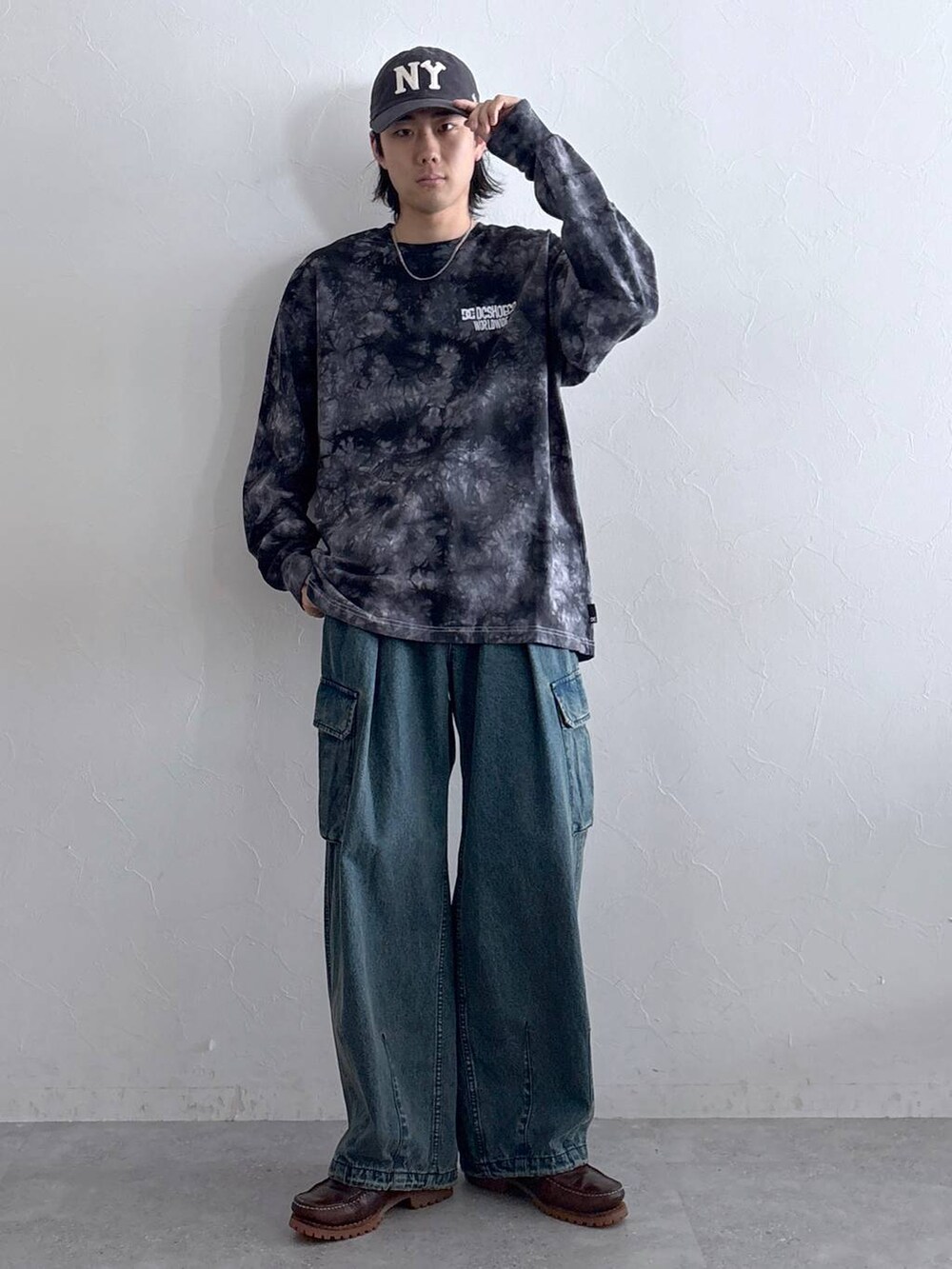 ブルー系のデニムパンツ、その他のTシャツ/カットソー、その他のネックレスを着用したメンズの春コーディネートの4枚目の写真