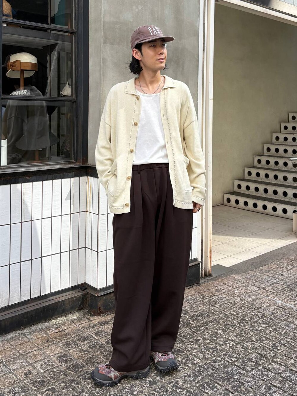 ホワイト系のカーディガン/ボレロ、ブラウン系のスウェットパンツ、その他のネックレスを着用したメンズの秋コーディネートの3枚目の写真