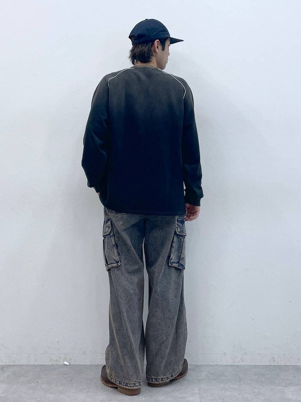 ブラック系のスウェット、シルバー系のネックレスを着用したメンズの秋コーディネートの6枚目の写真