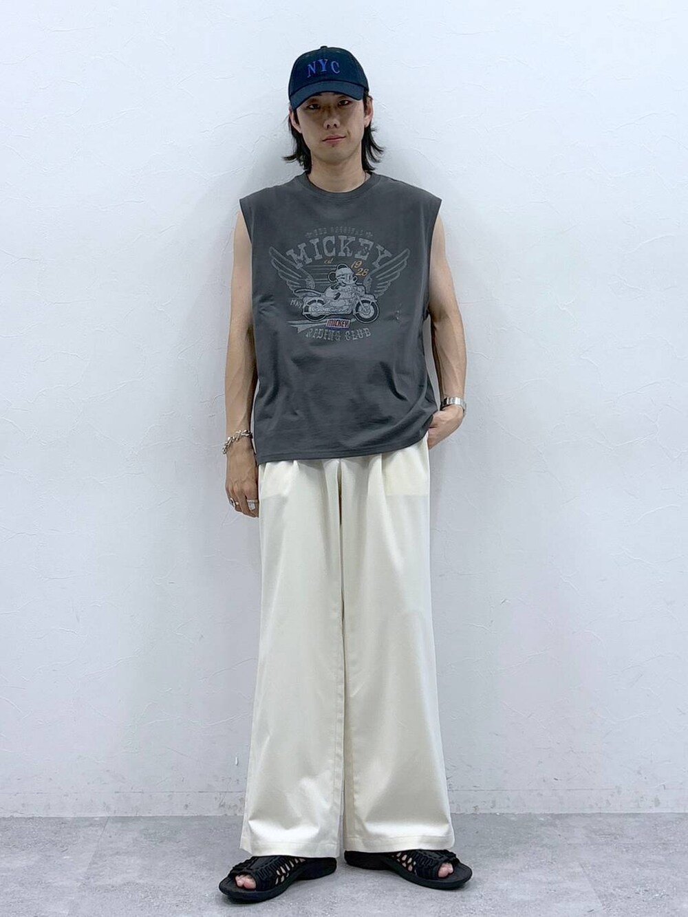 ホワイト系のスラックス、ブラック系のタンクトップを着用したメンズの春コーディネートの5枚目の写真