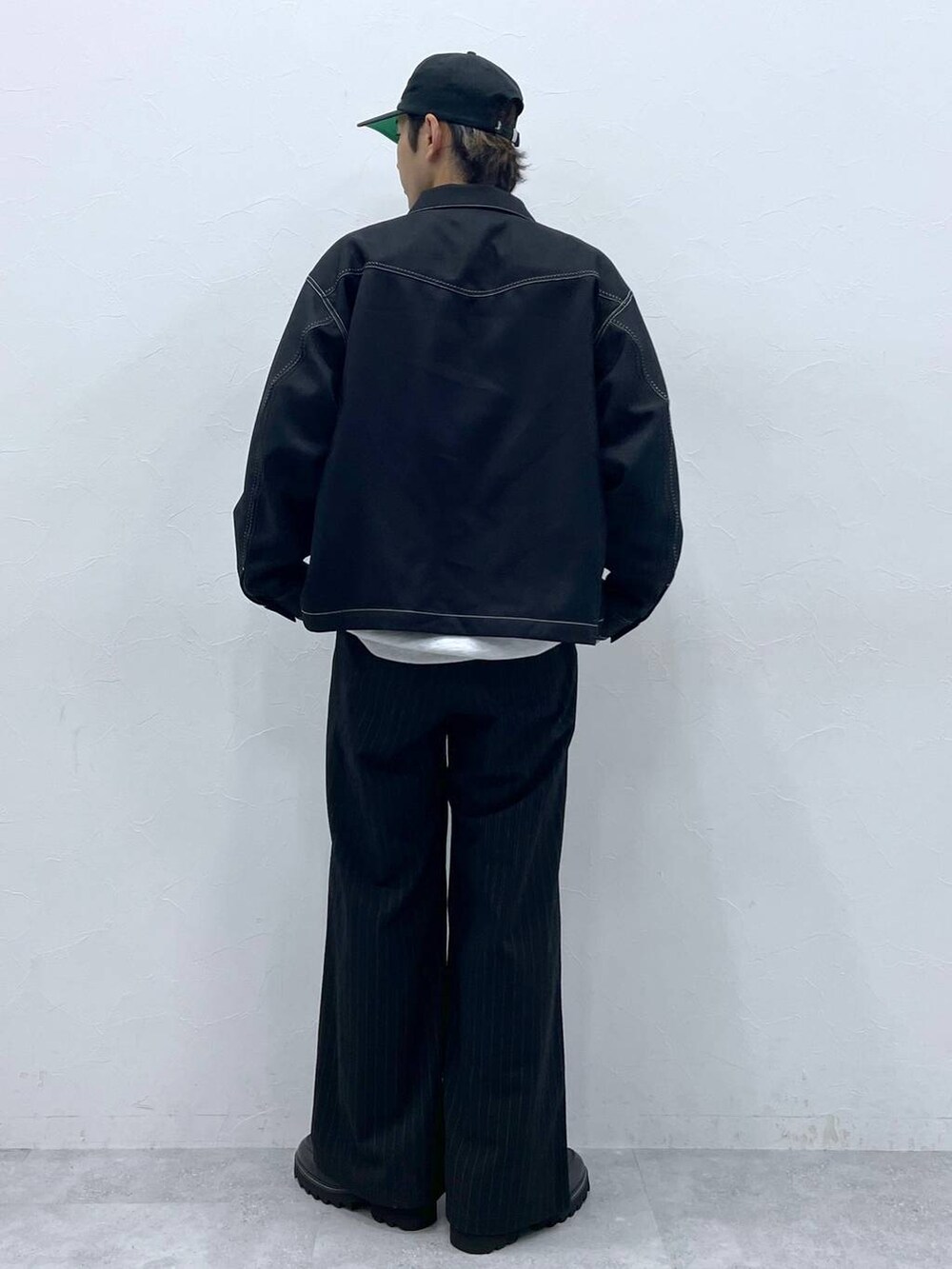 ブラック系のブルゾン、グレー系のスウェット、シルバー系のネックレスを着用したメンズの秋コーディネートの5枚目の写真