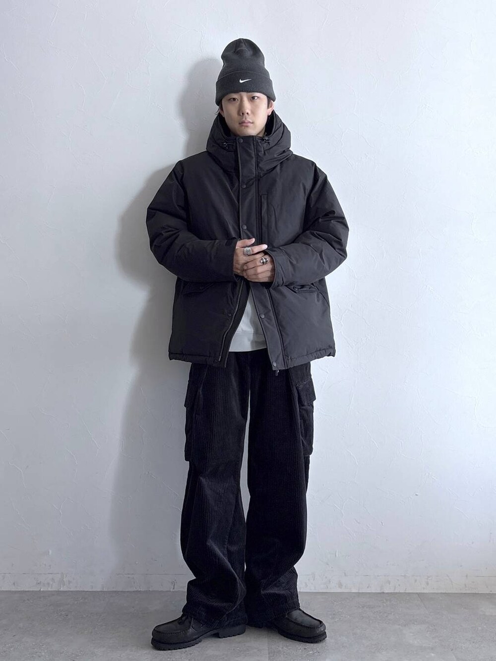 ブラック系のダウンジャケット/コート、ブラック系のカーゴパンツ、その他のネックレスを着用したメンズの冬コーディネートの2枚目の写真