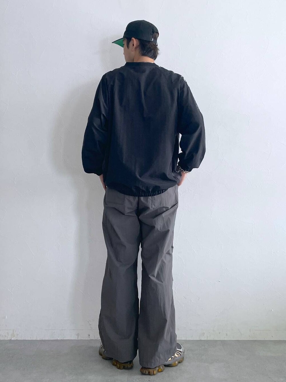 グレー系のカーゴパンツ、ブラック系のTシャツ/カットソー、シルバー系のネックレスを着用したメンズの夏コーディネートの6枚目の写真