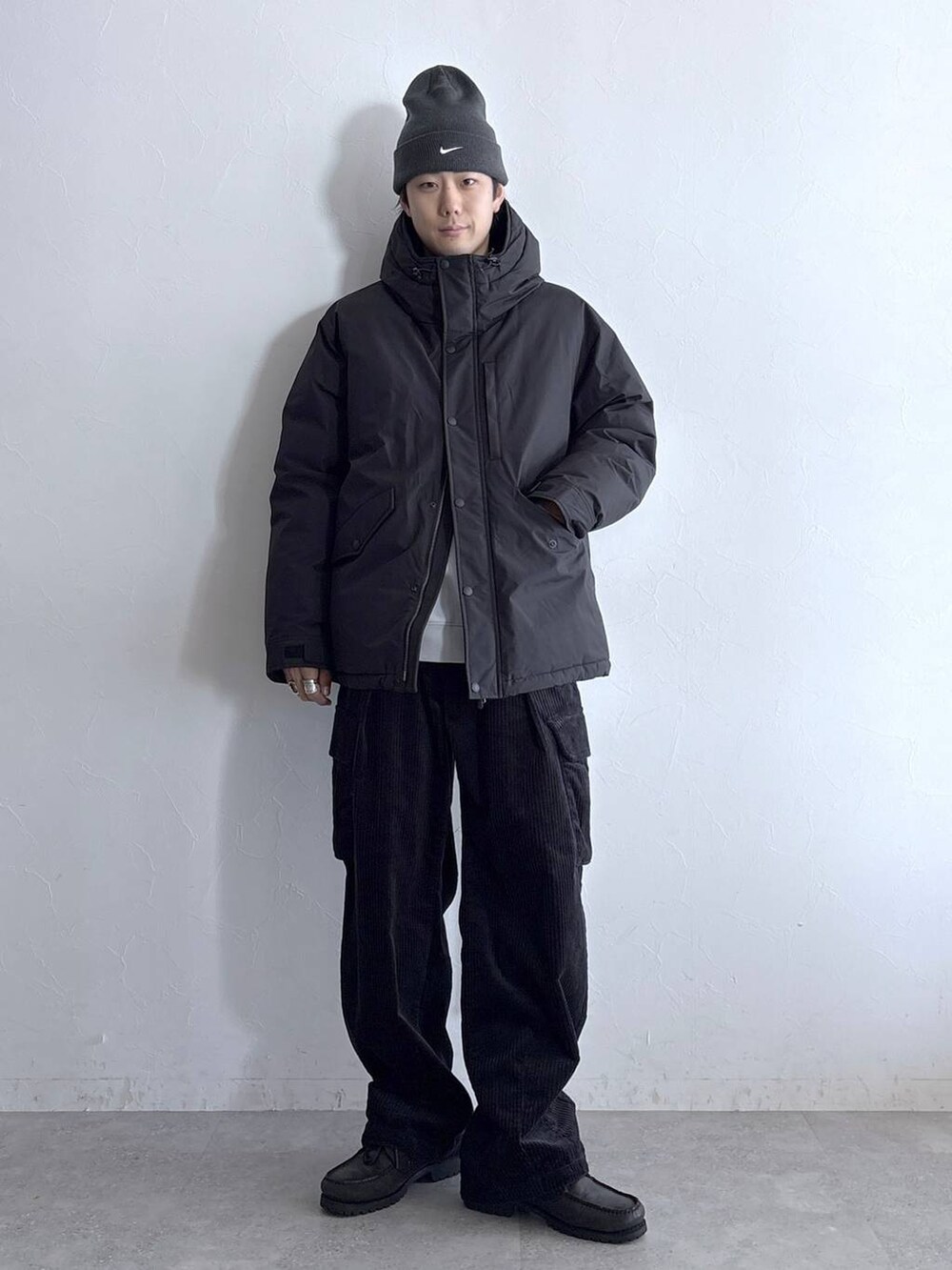 ブラック系のダウンジャケット/コート、ブラック系のカーゴパンツ、その他のネックレスを着用したメンズの冬コーディネートの3枚目の写真
