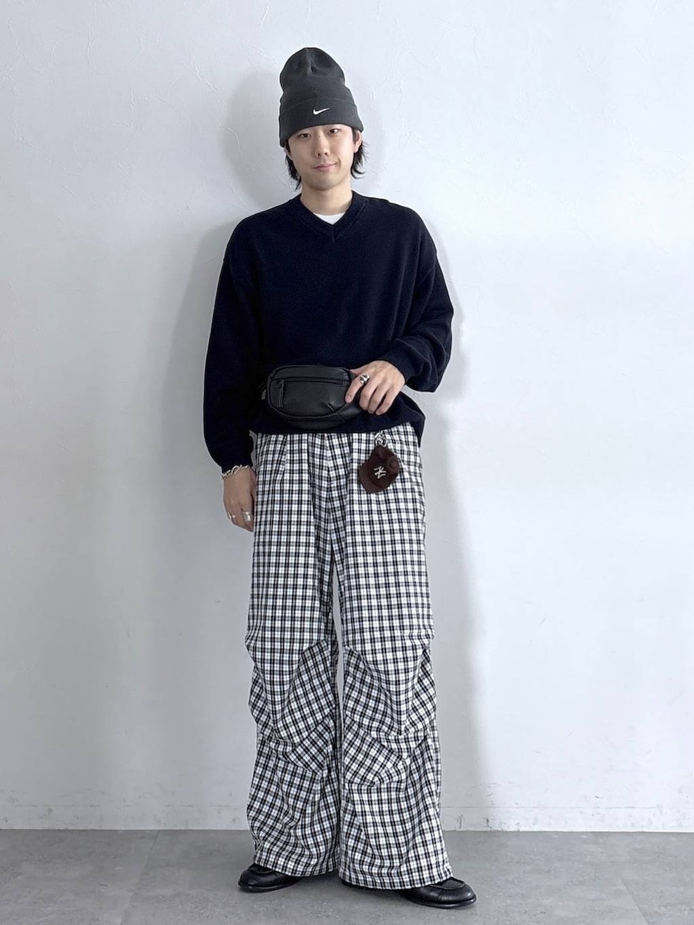 ブラック系のローファー、ブラック系のボディバッグ/ウエストポーチ、ブラック系のカーゴパンツを着用したメンズの春コーディネートの3枚目の写真