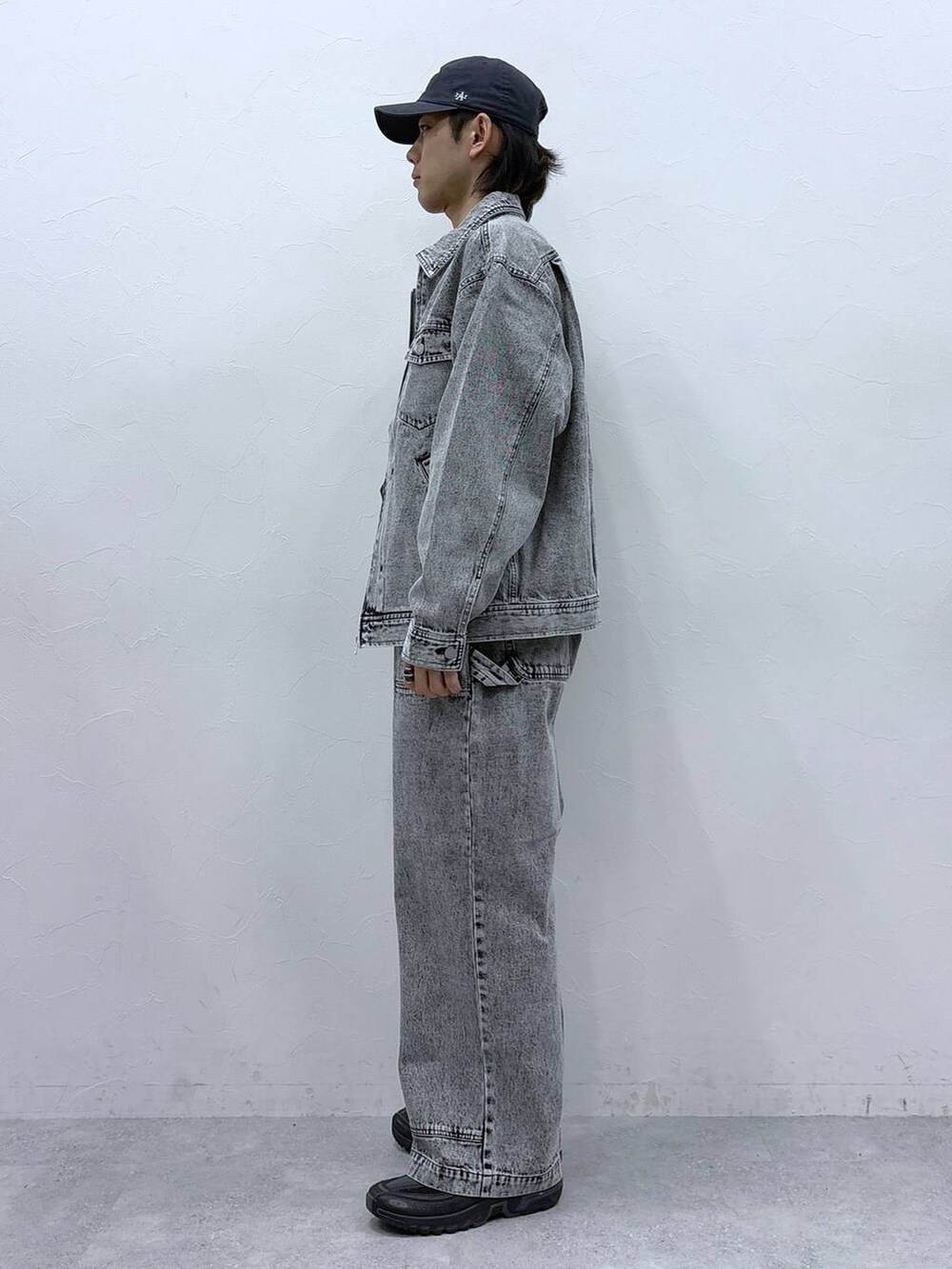 ブラック系のTシャツ/カットソー、その他のデニムパンツ、その他のデニムジャケットを着用したメンズの冬コーディネートの5枚目の写真