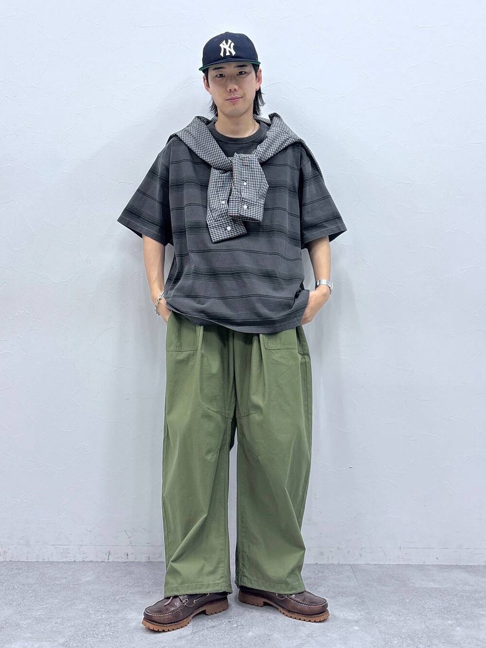 グリーン系のカーゴパンツ、ブラック系のシャツ/ブラウス、グレー系のTシャツ/カットソーを着用したメンズの春コーディネートの4枚目の写真