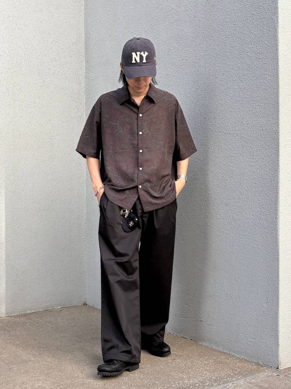 ブラック系のチノパンツ、ブラウン系のシャツ/ブラウスを着用したメンズの夏コーディネートの6枚目の写真
