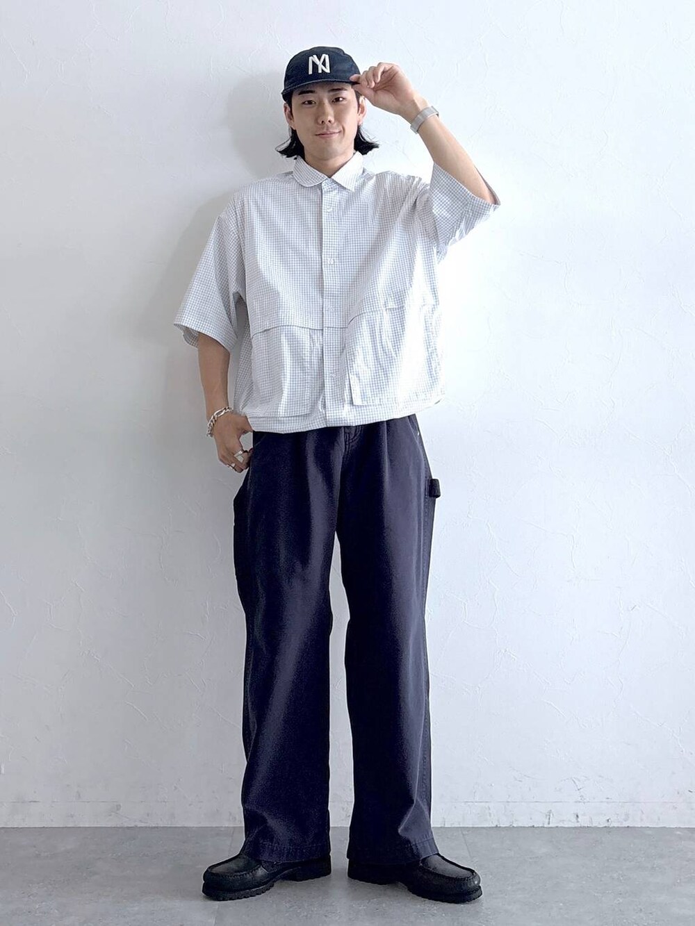 ホワイト系のシャツ/ブラウス、ブルー系のデニムパンツを着用したメンズの夏コーディネートの3枚目の写真