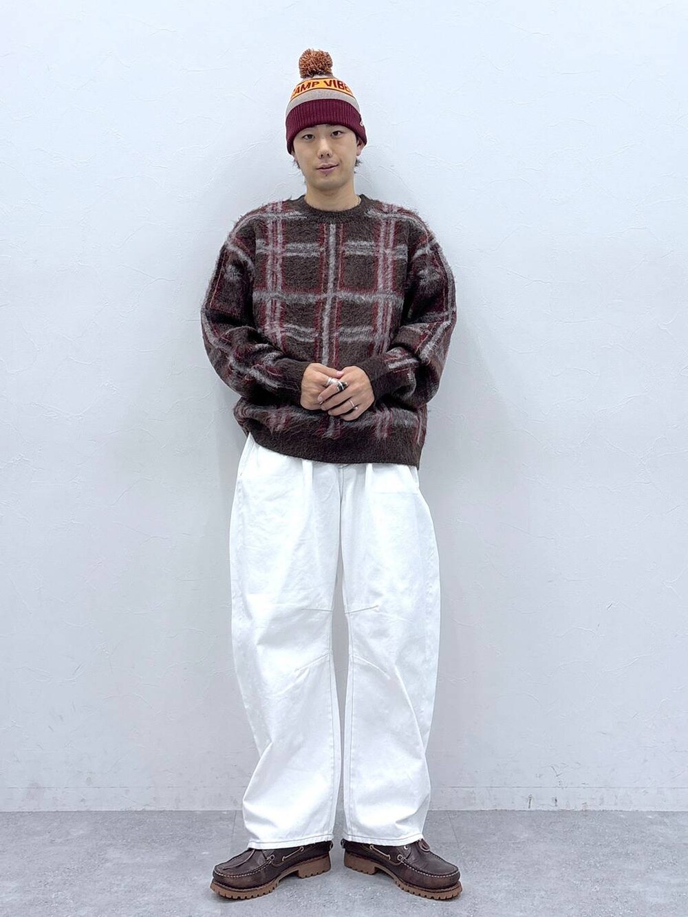 ホワイト系のデニムパンツ、グレー系のニットキャップ/ビーニーを着用したメンズの秋コーディネートの2枚目の写真