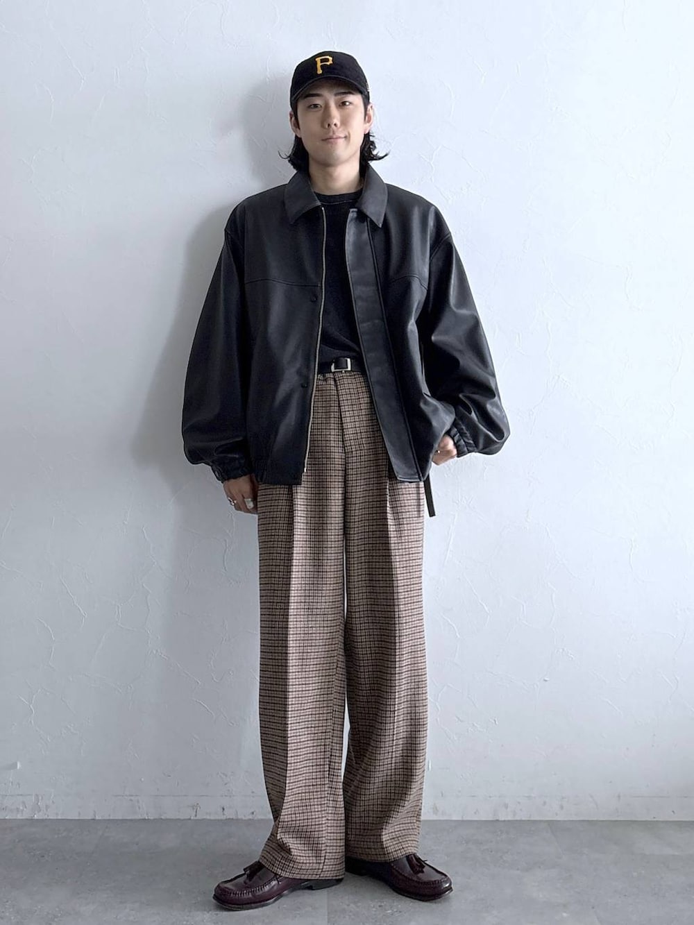 ブラック系のブルゾン、グレー系のTシャツ/カットソー、その他のスラックスを着用したメンズの秋コーディネートの2枚目の写真