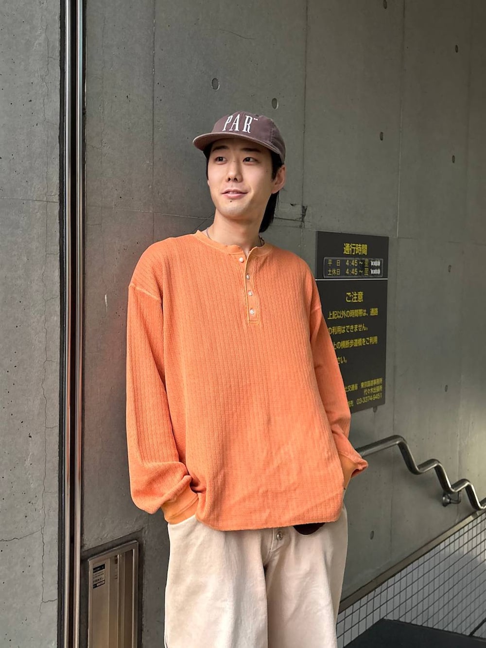 オレンジ系のTシャツ/カットソーを着用したメンズの春コーディネートの3枚目の写真