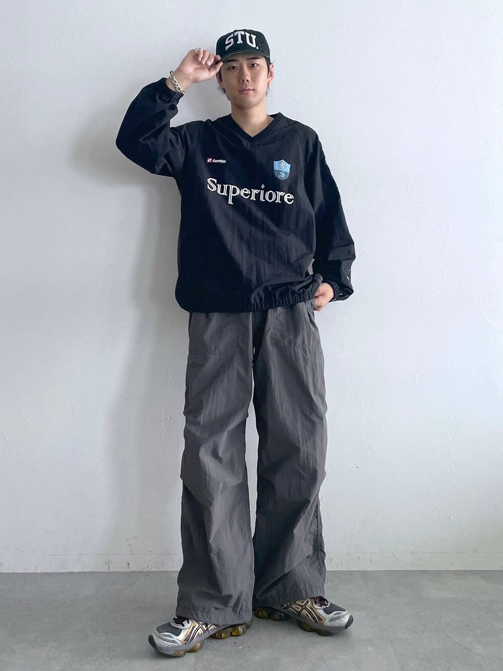 グレー系のカーゴパンツ、ブラック系のTシャツ/カットソー、シルバー系のネックレスを着用したメンズの夏コーディネートの3枚目の写真