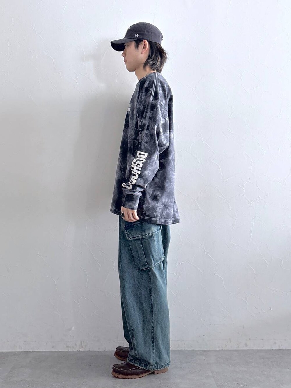 ブルー系のデニムパンツ、その他のTシャツ/カットソー、その他のネックレスを着用したメンズの春コーディネートの5枚目の写真