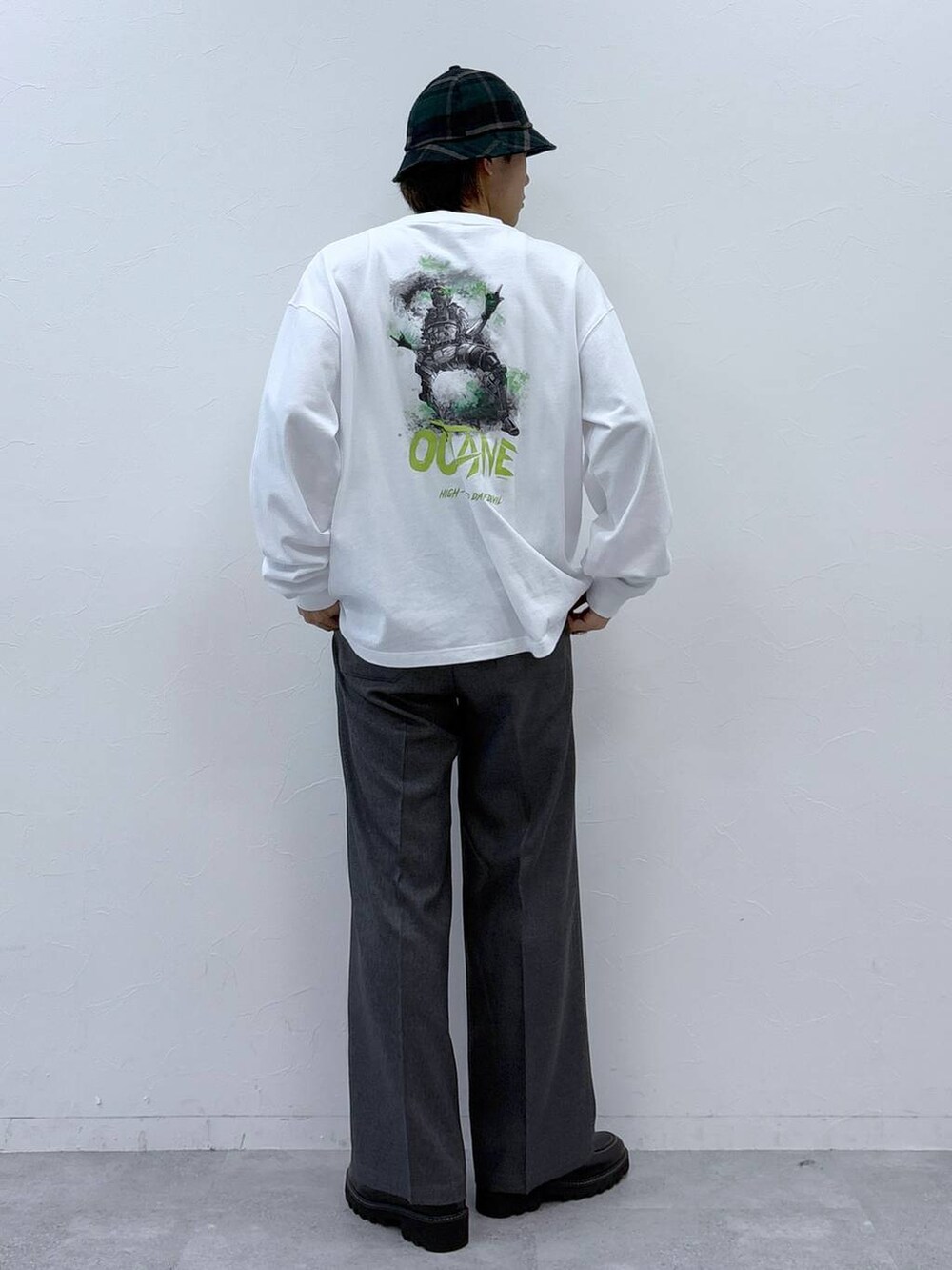 グレー系のスラックス、ブラック系のドレスシューズ、ホワイト系のTシャツ/カットソーを着用したメンズの冬コーディネートの5枚目の写真