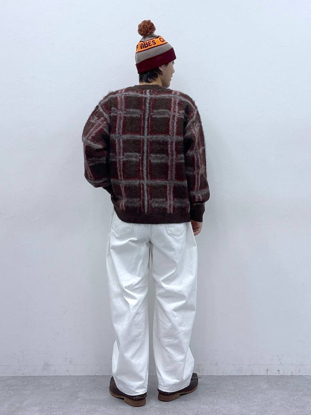 ホワイト系のデニムパンツ、グレー系のニットキャップ/ビーニーを着用したメンズの秋コーディネートの5枚目の写真