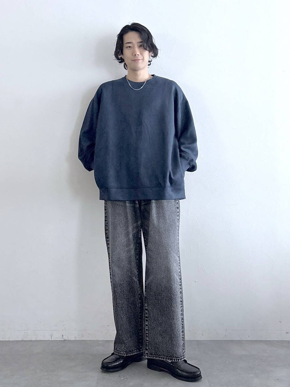 ブルー系のスウェット、グレー系のデニムパンツ、その他のネックレスを着用したメンズの冬コーディネートの5枚目の写真