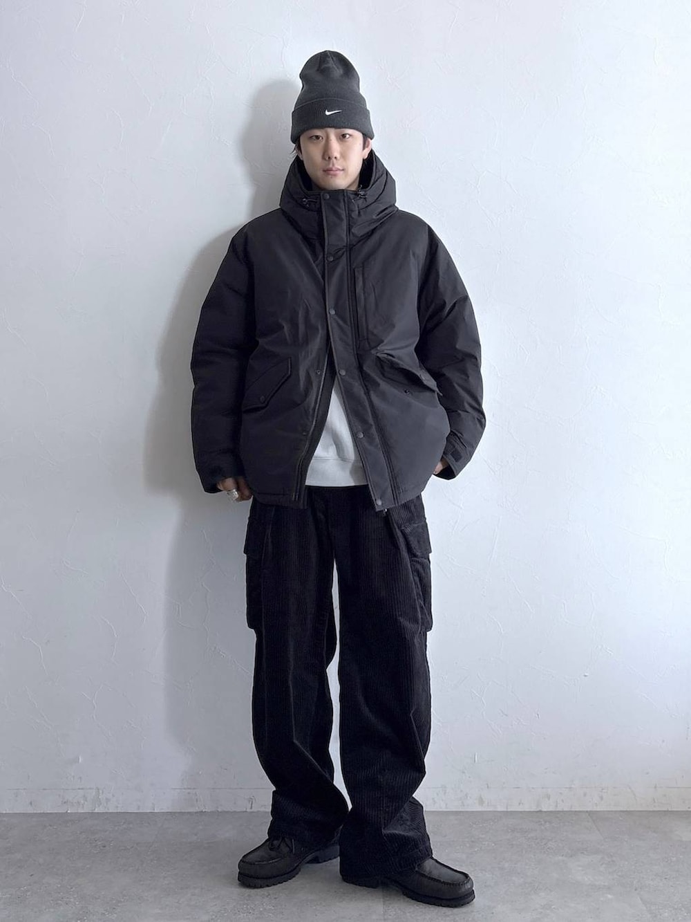 ブラック系のダウンジャケット/コート、ブラック系のカーゴパンツ、その他のネックレスを着用したメンズの冬コーディネートの5枚目の写真