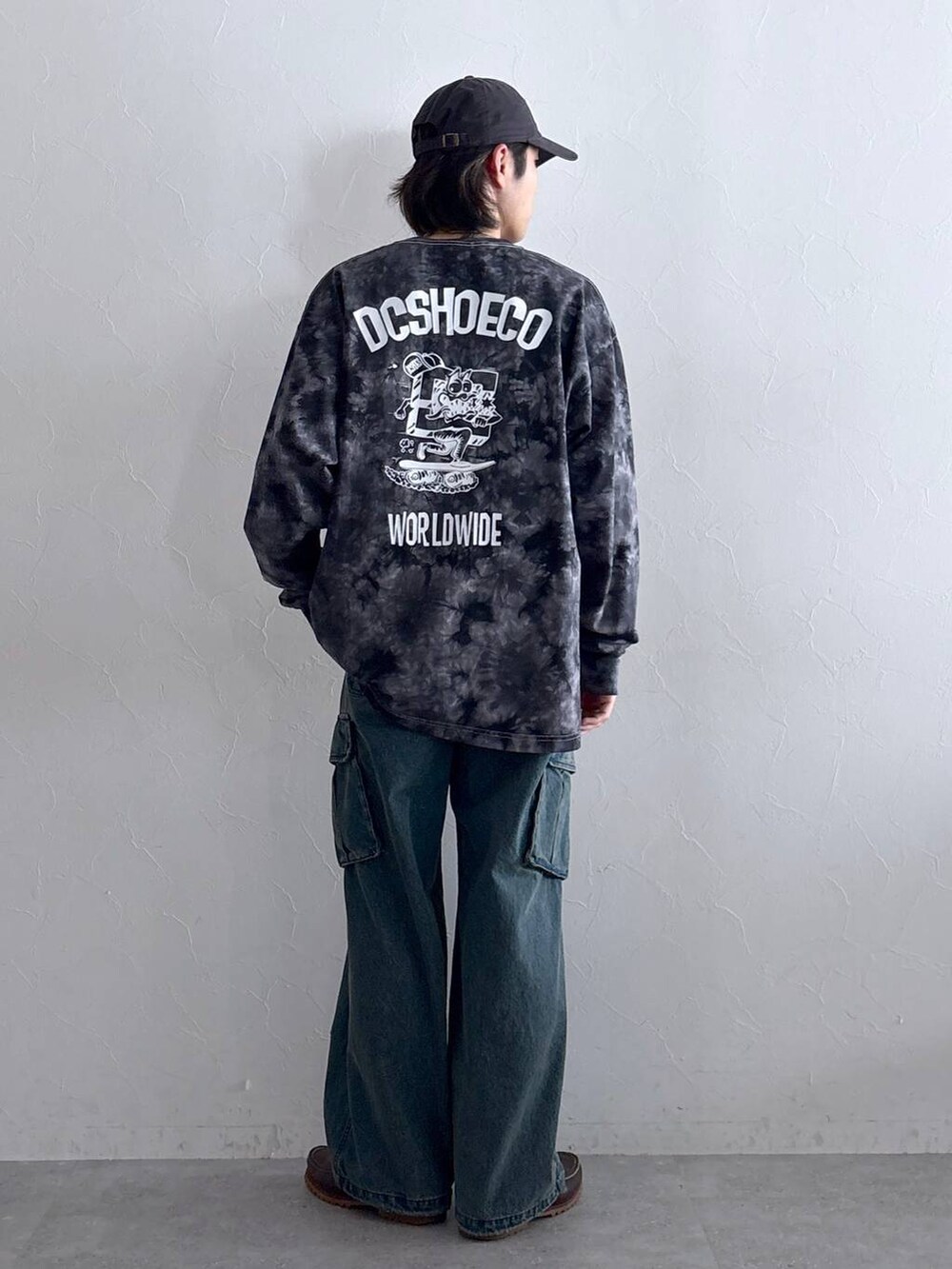 ブルー系のデニムパンツ、その他のTシャツ/カットソー、その他のネックレスを着用したメンズの春コーディネートの6枚目の写真