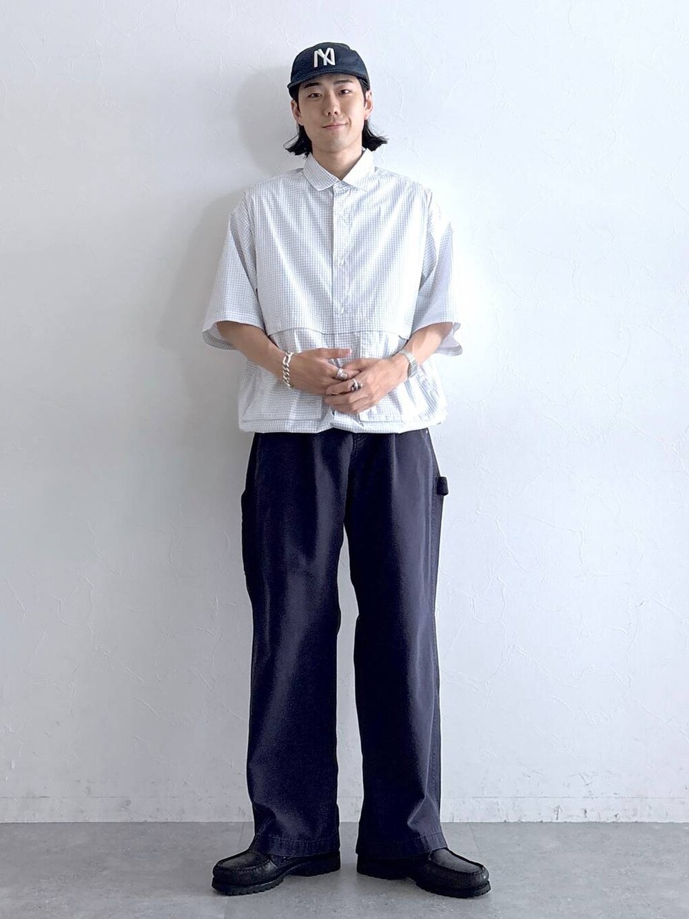 ホワイト系のシャツ/ブラウス、ブルー系のデニムパンツを着用したメンズの夏コーディネートの2枚目の写真