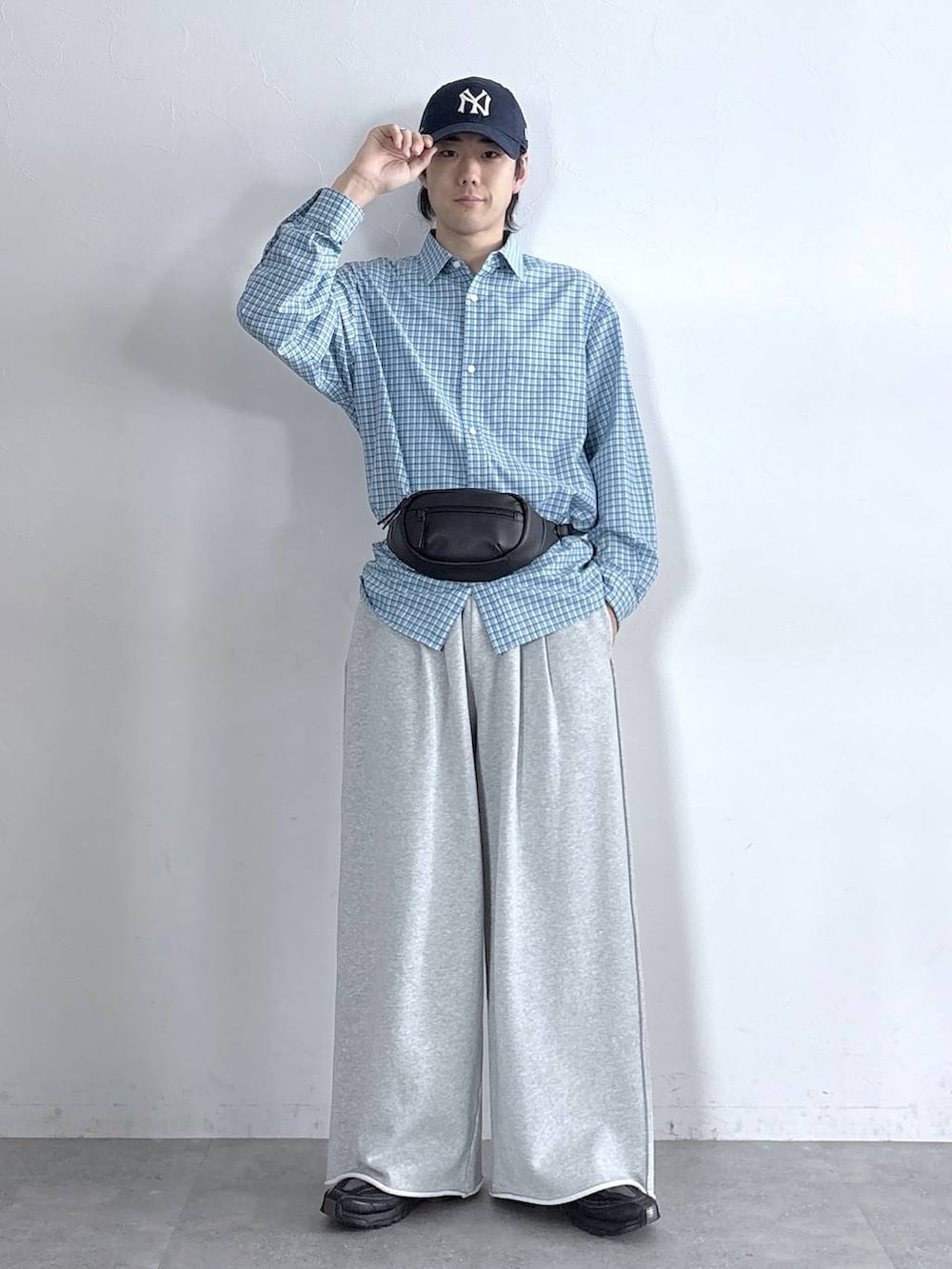 ブルー系のシャツ/ブラウス、ブラック系のボディバッグ/ウエストポーチ、グレー系のスウェットパンツを着用したメンズの春コーディネートの3枚目の写真