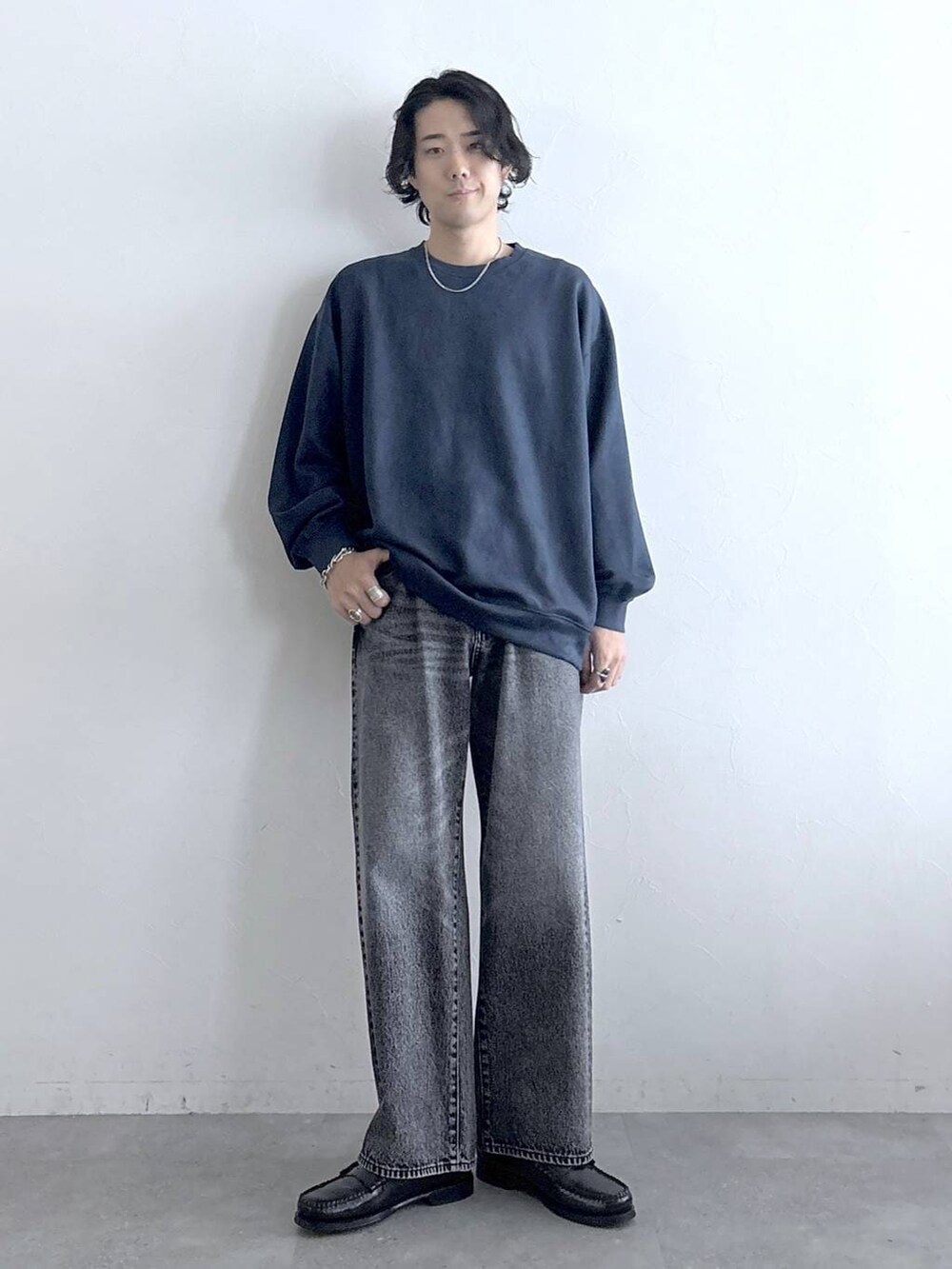 ブルー系のスウェット、グレー系のデニムパンツ、その他のネックレスを着用したメンズの冬コーディネートの4枚目の写真